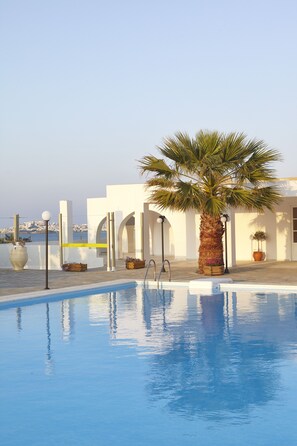 Outdoor pool - One bed, fully detached apartment, 1 bath, sea view, communal pool, breakfast (Naxos)