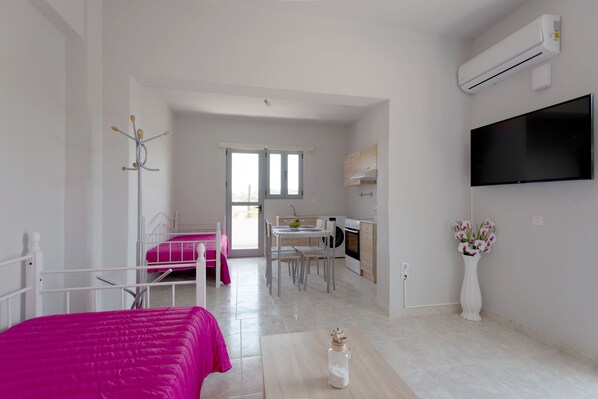 Apartamento Confort | Zona de estar | Una televisión LCD, Netflix