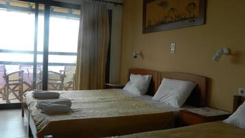Studio, 3 Single Beds, Sea View | Iron/ironing board, free WiFi, bed sheets
