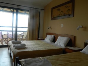Studio, 3 Twin Beds, Sea View | Iron/ironing board, free WiFi, bed sheets - Asteri Studio's (Skiathos)