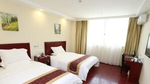 A hotel room with two beds, a desk, a chair, and a window with curtains. - GreenTree Inn Nanjing Lishui District Lishui Airport Road Express Hotel (Nanjing)