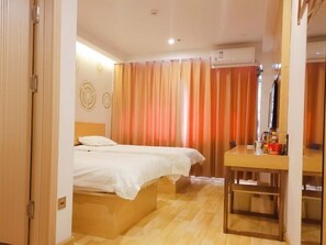 A hotel room with two beds, a wooden floor, a desk, and a chair. - GreenTree Inn DaLian JinZhou District Light Industry College Express Hotel (Dalian)