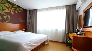 A hotel room with a bed, a desk with a chair, a TV, and a window with curtains. - Vatica Shanghai Jinshan District Jinshan Guojishangmaocheng Weihong Road Hotel (Shanghai)