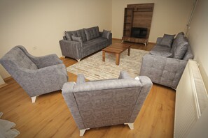 Casa Confort, 2 habitaciones | Área de sala de estar | Televisión LCD 