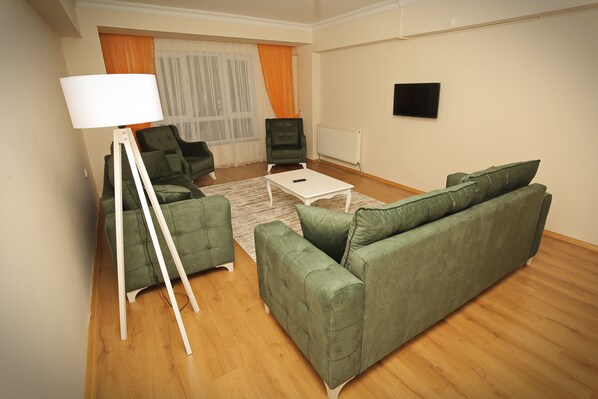 Casa familiar, 1 habitación, vista a la montaña | Área de sala de estar | Televisión LCD 