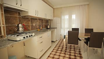 Frigorífico grande, placa de cocina y hervidor eléctrico