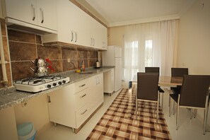 Refrigerador con congelador, parrilla de estufa y tetera eléctrica