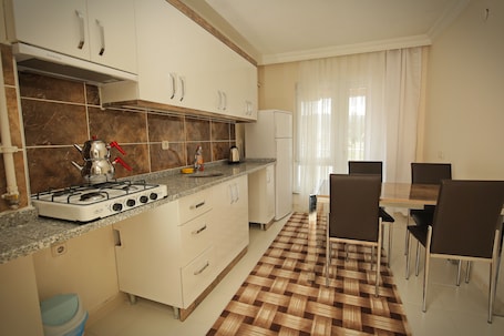 Refrigerador con freezer, placa de cocina, tetera/pava eléctrica