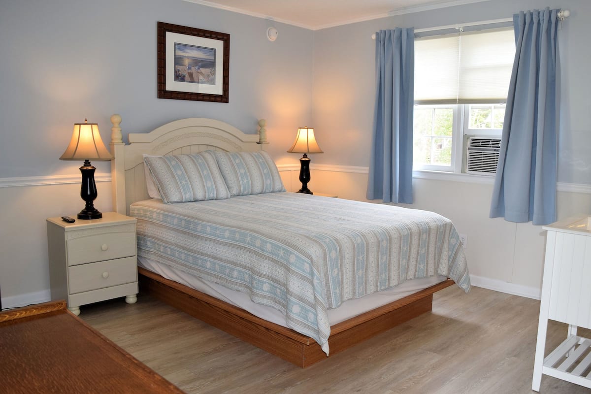 Kamer, 1 queensize bed | 3 slaapkamers, bedden met traagschuimmatras, individueel gedecoreerd
