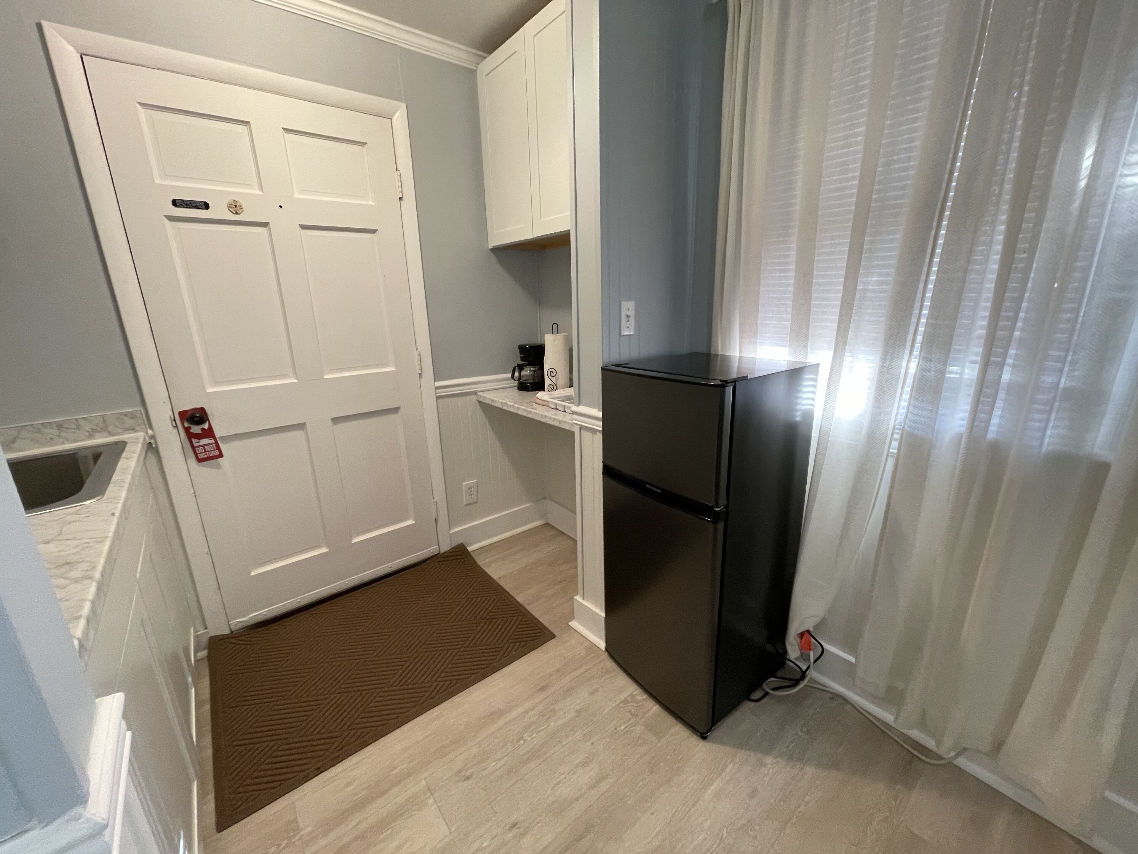 apartment e | private kitchen | microwave, paper towels