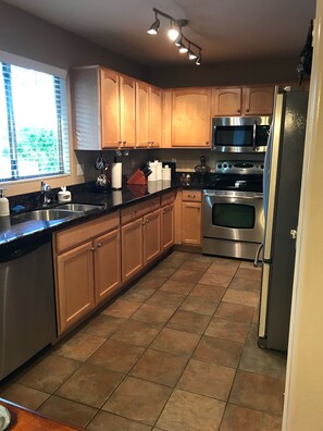 Refrigerador, microondas, horno y parrilla de estufa 