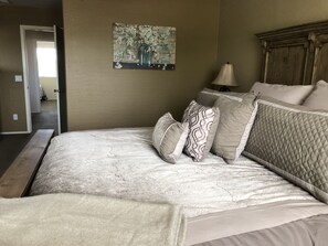 3 bedrooms, blackout curtains, iron/ironing board, free WiFi - FUN IN THE ARIZONA SUN! HEATED POOL! POOL RESURFACED AND RETILED JUNE 2025 😁 (Goodyear)