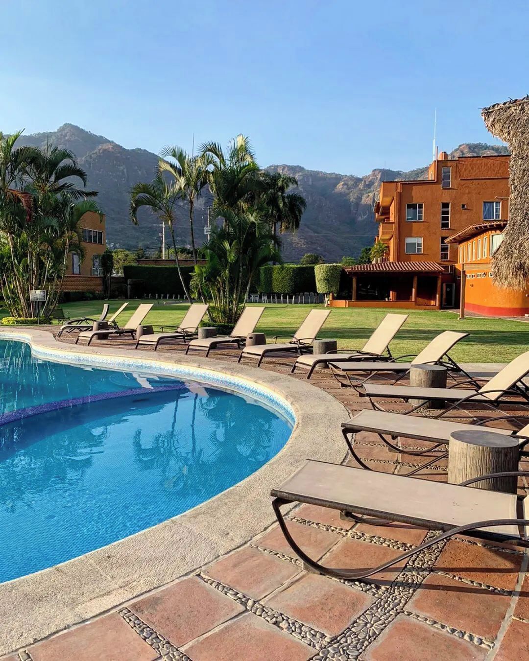 حمّام سباحة خارجي، مظلات على حمّام السباحة، مقاعد للتشمس