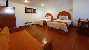 A hotel room with two beds, a wooden desk, a chair, and a small table. - Hotel Real del Valle Tepoztlan (Tepoztlán)