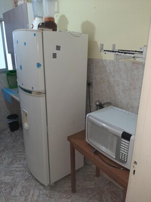 Fridge, microwave, stovetop, blender