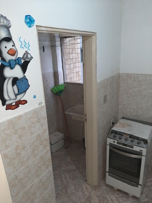 Réfrigérateur, micro-ondes, plaque de cuisson, blender