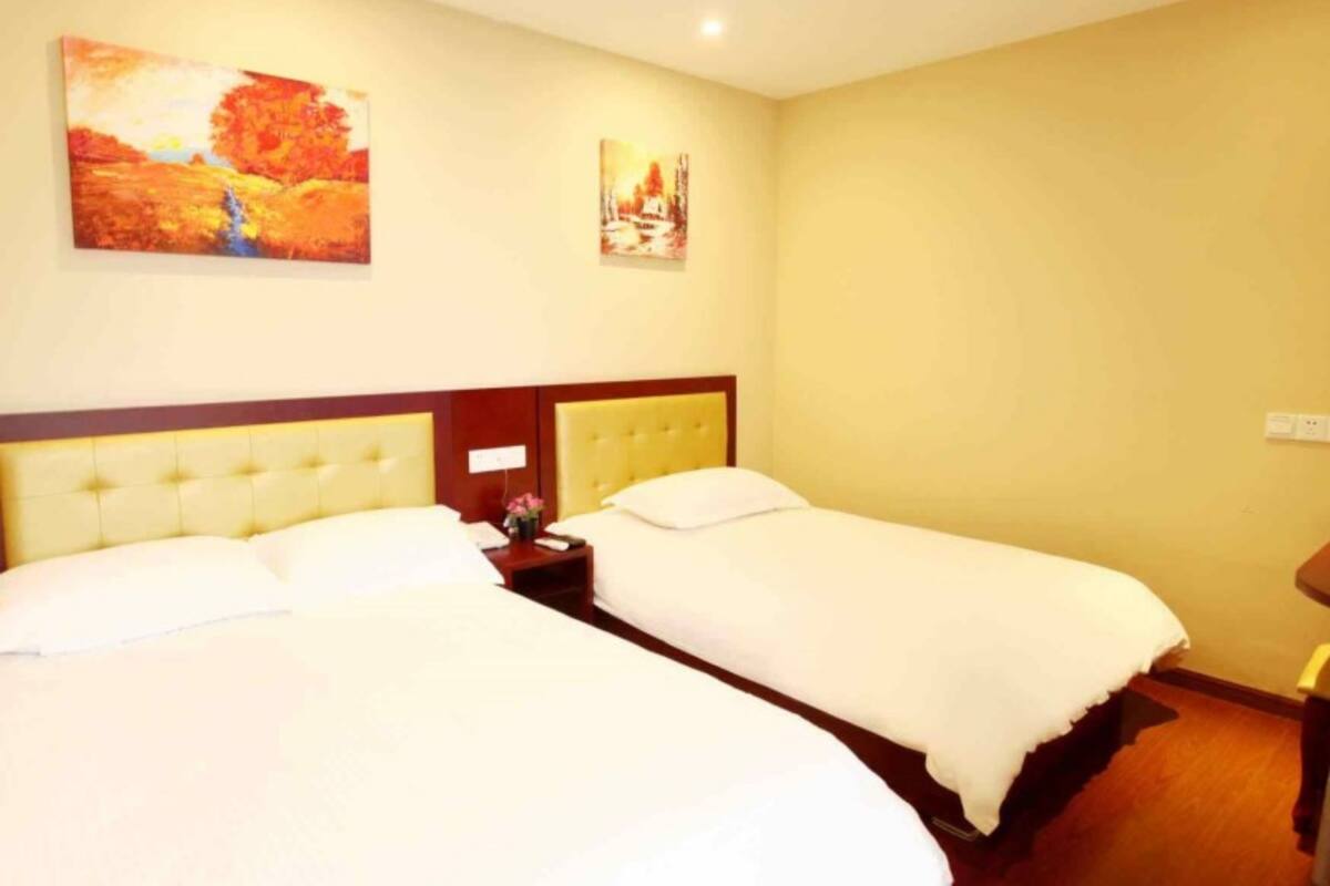 Twin Room | Desk, free WiFi