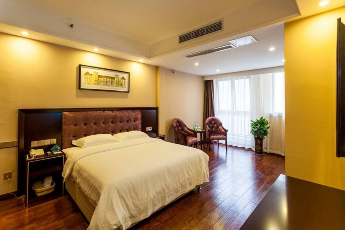 In-room safe, desk, soundproofing, free WiFi