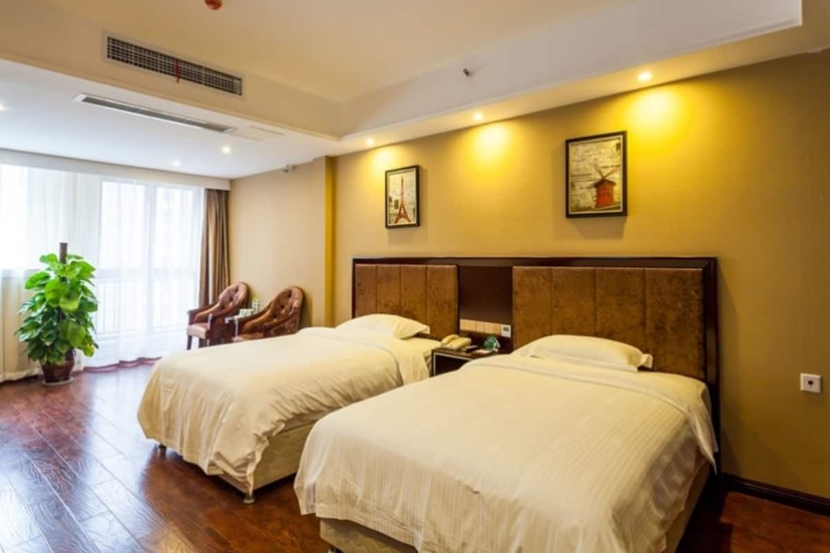 In-room safe, desk, soundproofing, free WiFi