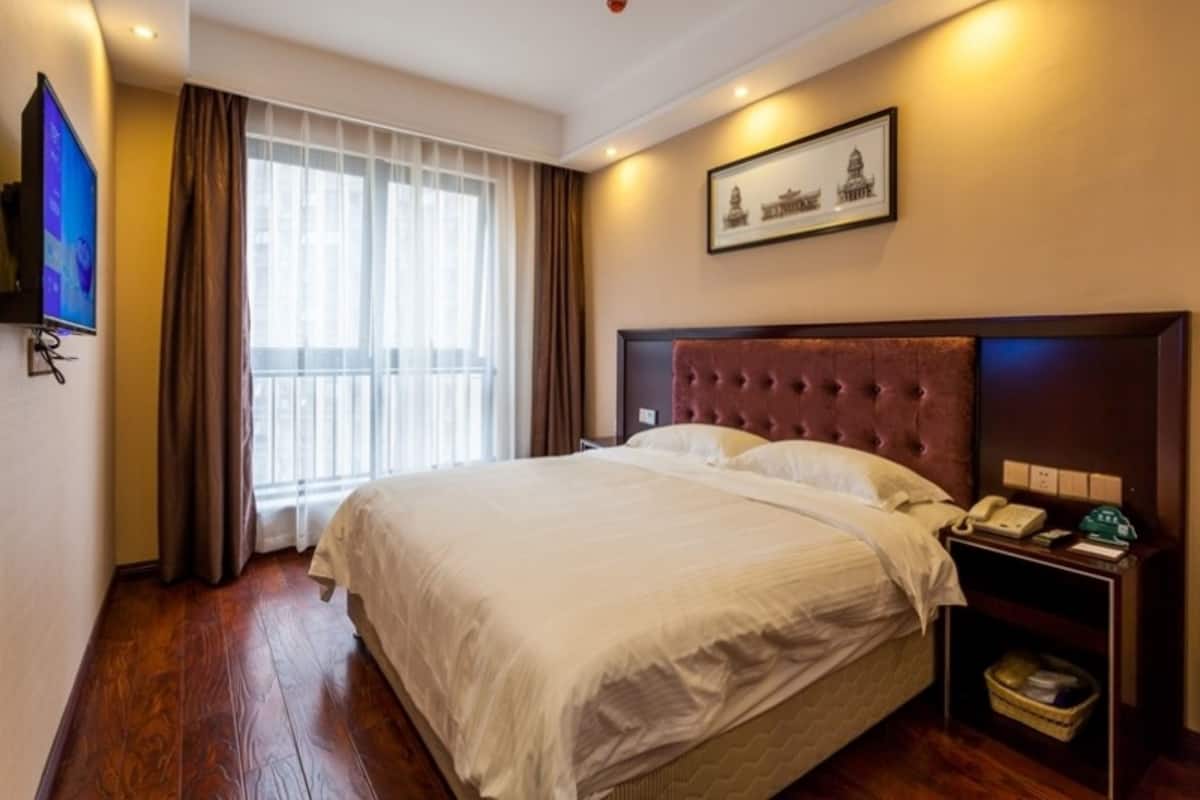 In-room safe, desk, soundproofing, free WiFi