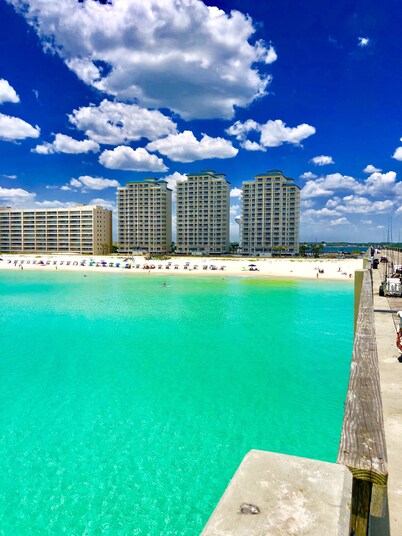 Beautiful Vacation Getaway with Gulf Front View. Summerwinds 403E