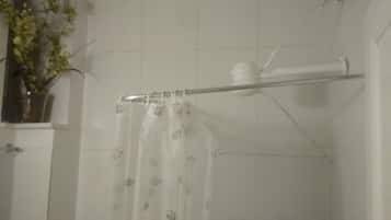 Secador de cabelo, toalhas de banho