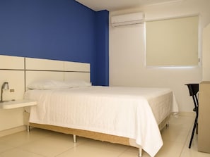 Habitación doble, 1 cama doble, no fumadores | Minibar, escritorio, tabla de planchar con plancha y wifi gratis
