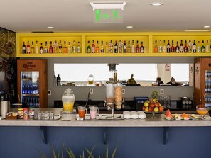 Café da manhã com buffet grátis todos os dias