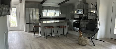 Full-sized fridge, microwave, oven, stovetop