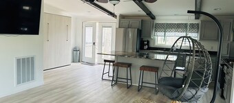 Luxury Cottage House Sophisticated and Comfortable bed and furnishings 75 in tv