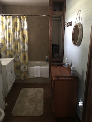 Bungalow, 1 Bedroom | Bathroom | Towels - Scriv's Haus (Winters)