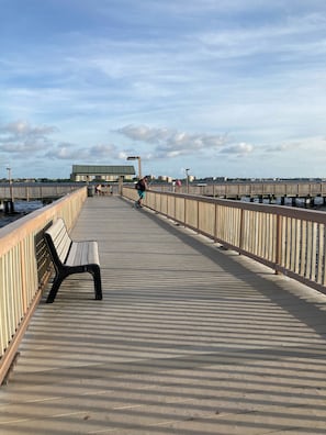 Un muelle con un banco de madera y vista al agua.