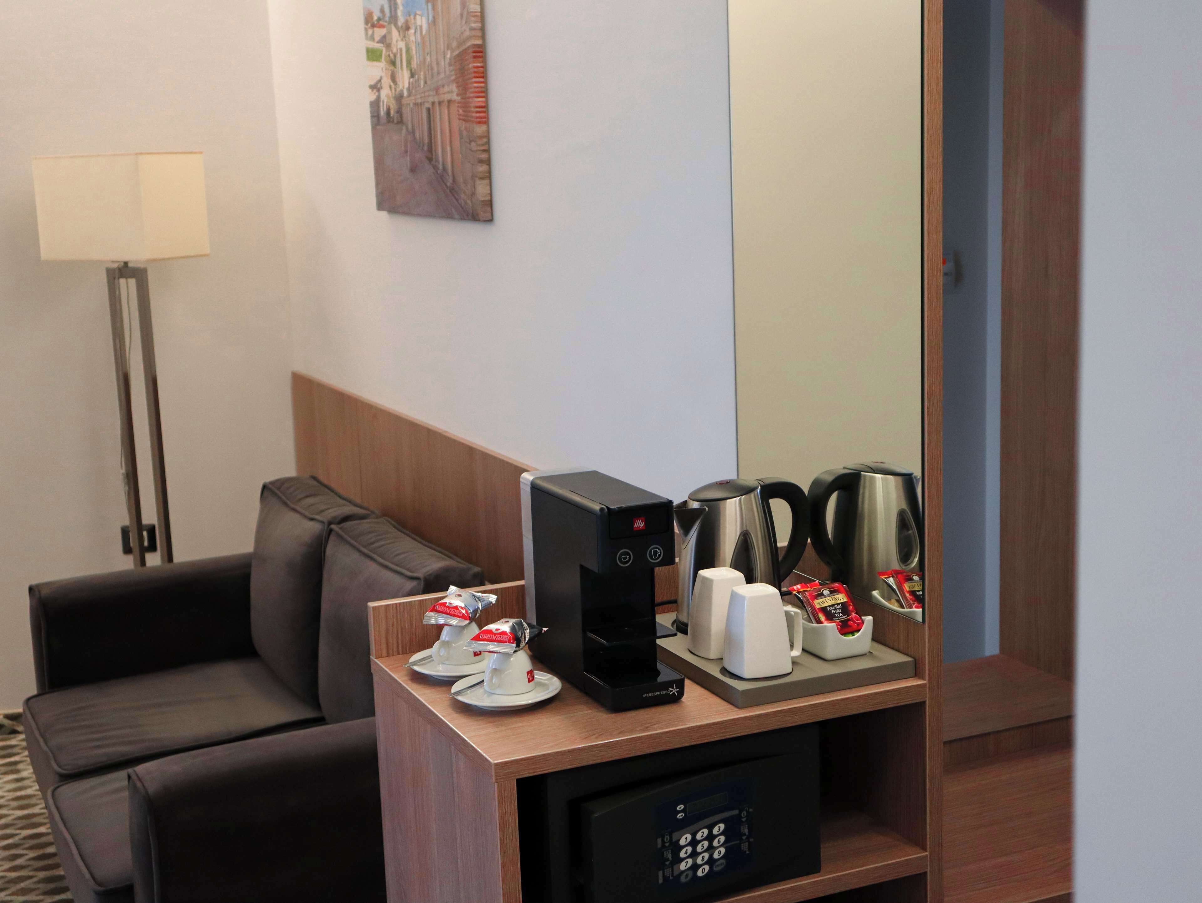superior room, 1 king bed, non smoking | minibar, in-room safe, desk, laptop workspace