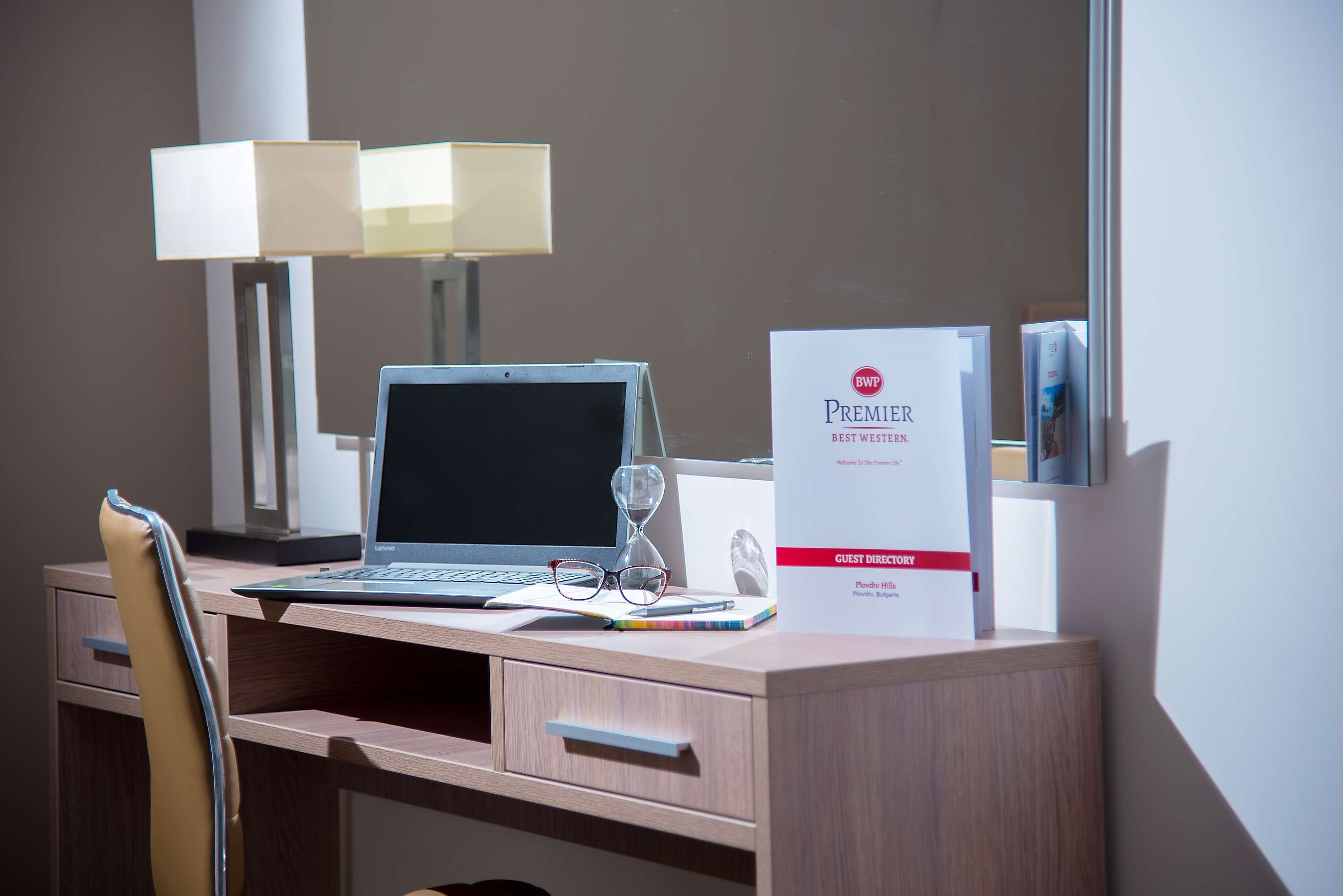 standard room, 1 double bed, non smoking | minibar, in-room safe, desk, laptop workspace