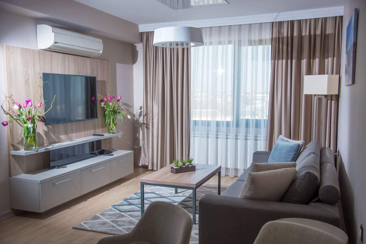 Apartemen Standar, 1 Tempat Tidur King, Bebas Asap Rokok, dapur kecil (with Sofabed) | Minibar, brankas, meja kerja, dan ruang kerja ramah laptop