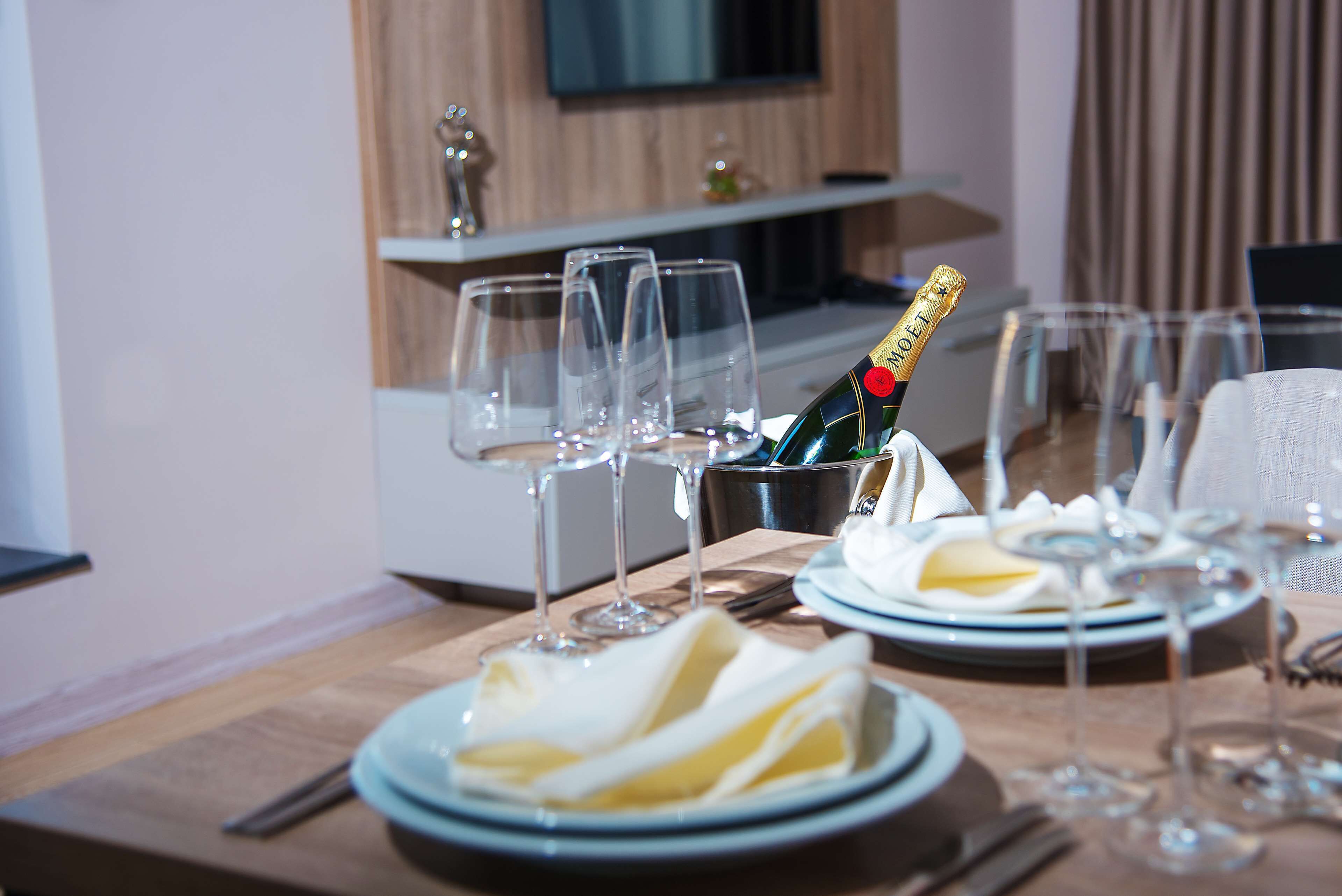 standard apartment, 1 king bed, non smoking, kitchenette (with sofabed) | minibar, in-room safe, desk, laptop workspace