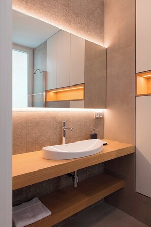Bathtub, hair dryer, towels - The Chic and Elegant Apartment in Valencia Centre by Florit Flats (Valencia)
