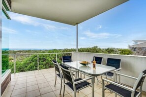 Outdoor dining - Absolute Luxury Beachfront - Middleton (Middleton)