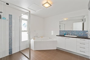 Bathtub - Absolute Luxury Beachfront - Middleton (Middleton)