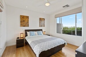 4 bedrooms - Absolute Luxury Beachfront - Middleton (Middleton)