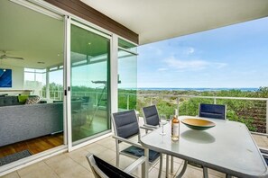Outdoor dining - Absolute Luxury Beachfront - Middleton (Middleton)