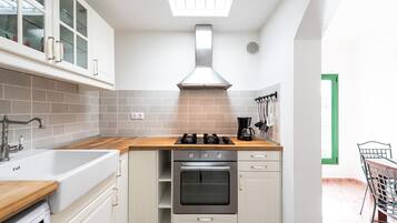 Refrigerador, horno, cafetera y tetera y tetera eléctrica