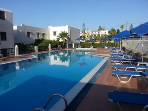 Seasonal outdoor pool, pool umbrellas, pool loungers - Dimitra Hotel (Hersonissos)