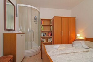 2 habitaciones, tabla de planchar con plancha, wifi y ropa de cama