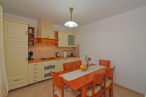 Réfrigérateur, four à micro-ondes, surface de cuisson, lave-vaisselle