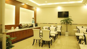 A hotel lobby with a reception desk, seating area, and a television mounted on the wall. - GreenTree Inn Shanghai Sheshan national tourist resort Express Hotel (Shanghai)