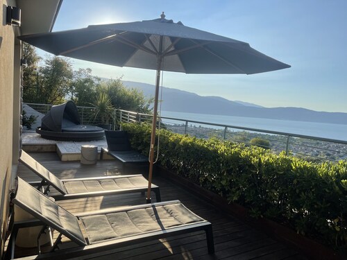 Deluxe Sunrise Sky Terrace, Design Apartment & Fantastic Lake View M1