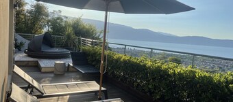 Deluxe Sunrise Sky Terrace, Design Apartment & Fantastic Lake View M1