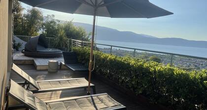 Deluxe Sunrise Sky Terrace, Design Apartment & Fantastic Lake View M1