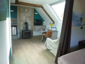 1 bedroom, iron/ironing board, travel crib, free WiFi - The "House of the Horses": modern accommodation in an old farmhouse with character. (Bieuzy les Eaux)